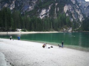 Lago di Braies immerso tra le dolomiti ideale per trovare concentrazione Meditazione Mindfulness