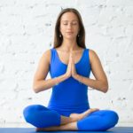 donna pratica la meditazione mindfulness