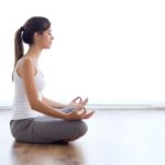 ragazza che pratica mindfulness a casa